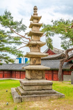 Güney Kore 'nin Seul şehrinin sokaklarındaki Changdokkung Sarayı' ndaki Pagoda 'ya bakın.