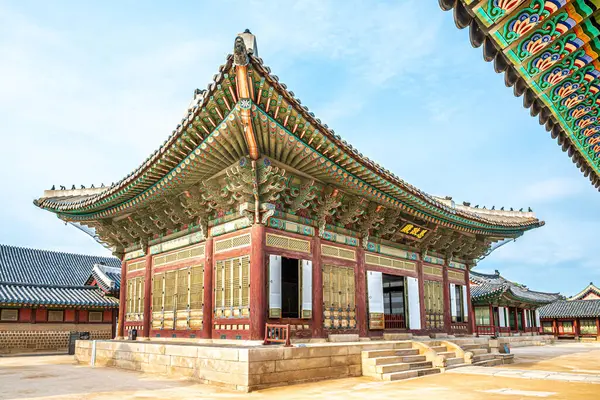 Güney Kore 'de Seul sokaklarındaki Gyeongbokgung Sarayı' na bakın.