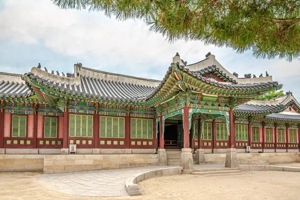Güney Kore 'deki Seul şehrinin sokaklarındaki Changdokkung Sarayı' na bakın.