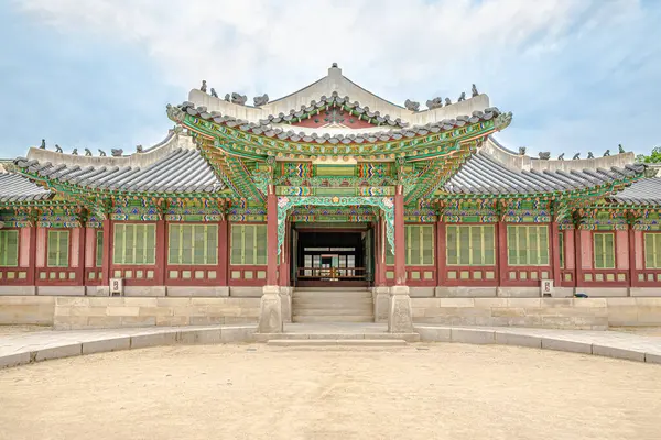 Güney Kore 'deki Seul şehrinin sokaklarındaki Changdokkung Sarayı' na bakın.