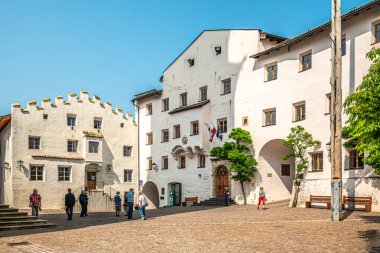 Castelrotto Köyü 'nün sokaklarında Castelrotto, İtalya-Haziran 9.2025. Castelrotto, Kuzey İtalya 'da Güney Tyrol bölgesinde bir komündür., 