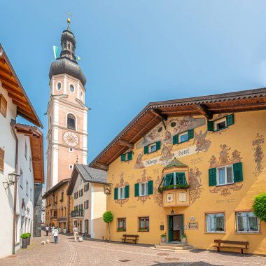 CastELROTTO, İTALYA-HAZİRAN 9.2025 - Çan kulesi ve Castelrotto köyünün sokaklarındaki dekoratif evler. Castelrotto, Kuzey İtalya 'da Güney Tyrol bölgesinde bir komündür.. 