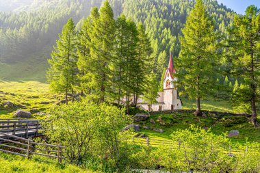 Güney Tyrol 'daki Casere-Prassman yakınlarındaki Santo Spirito Kilisesi' ne bakın.