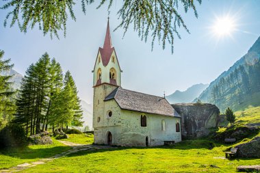 Güney Tyrol 'daki Casere-Prassman yakınlarındaki Santo Spirito Kilisesi' ne bakın.