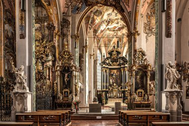 HAVA TİRAN, AUSTRIA - 11 Haziran 2025 - Tirol kasabasındaki Salon 'daki Aziz Nikolaus Kilisesi' nin iç mekanına bakınız. Hall in Tirol, Avusturya 'nın Tyrol eyaletinde yer alan bir şehirdir..