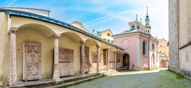 HAVA TİRAN, AUSTRIA - 11 Haziran 2025 - Tirol kasabasındaki Salon 'da Aziz Nikolaus Kilisesi yakınlarındaki Şapel' de manzara. Hall in Tirol, Avusturya 'nın Tyrol eyaletinde yer alan bir şehirdir..