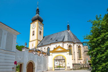 Avusturya 'da Waidhofen ve Der Ybbs caddelerindeki kiliseye bakın. 