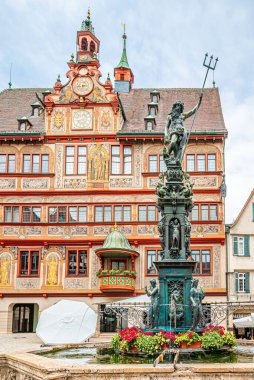 ULM, ALMANY - 5 Temmuz 2025 Ulm sokaklarındaki Aziz George Çeşmesi 'ne bakın. Ulm, Almanya 'nın Baden-Wrttemberg eyaletinin güneybatısındaki altıncı büyük şehridir..