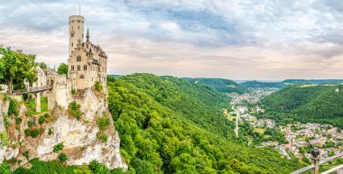 Lichtenstein Kalesinde panoramik manzara - Almanya