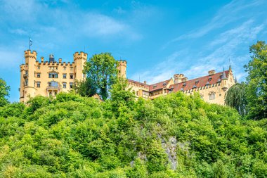 Neuschwanstein Kalesi yakınlarındaki Hohenschwangau Kalesi 'ne bakın.