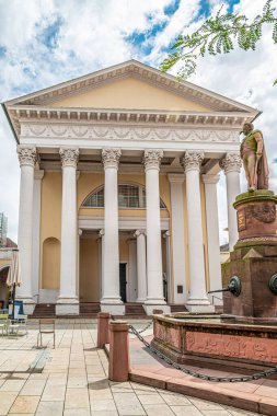 Almanya 'nın Karlsruhe sokaklarında çeşmeli bir tapınak