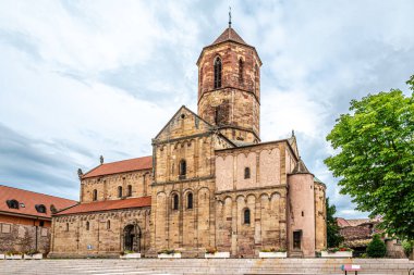 Rosheim - Fransa sokaklarında Aziz Peter ve Paul Kilisesi 'ne bakın.