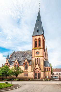 Fransa 'nın Haguenau caddelerindeki kiliseye bakın.