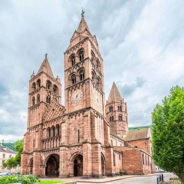Guebwiller-Fransa sokaklarındaki Saint Leger kilisesine bakın.