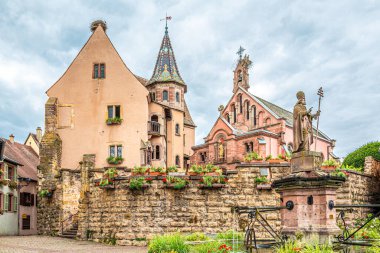Equisheim - Fransa sokaklarındaki Leon Place 'e bakın.