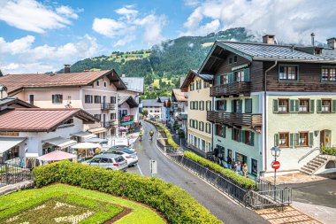 KITZBUHEL, AUSTRIA - 11 Temmuz 2025 - Kitzbuhel kasabasının sokaklarında. Kitzbuhel, Avusturya 'nın Tyrol kentinde Kitzbuheler Ache nehri boyunca yer alan bir ortaçağ kentidir..