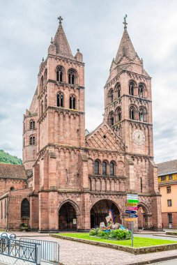 KONUŞAN, FRANCE - 9 Temmuz 2025 - Guebwiller caddelerindeki Saint Leger Kilisesi manzarası. Guebwiller Fransa 'nın kuzeydoğusunda, Haut Rhin dpartement' de bir komün.. 