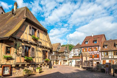 KAYSERBERG, FRANCE - 9 Temmuz 2025 Kayserberg sokaklarında. Kaysersberg, Fransa 'nın kuzeydoğusunda yer alan Alsace ilinin tarihi bir kasabasıdır..