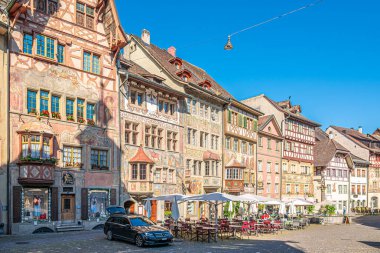 STEIN AM RHEIN, SWitness ZERLAND - 10 Temmuz 2025 - Stein am Rhein sokaklarında. Stein am Rhein, İsviçre 'nin Schaffhausen kantonuna bağlı tarihi bir şehirdir..