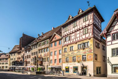 STEIN AM RHEIN, SWitness ZERLAND - 10 Temmuz 2025 - Stein am Rhein sokaklarında. Stein am Rhein, İsviçre 'nin Schaffhausen kantonuna bağlı tarihi bir şehirdir..