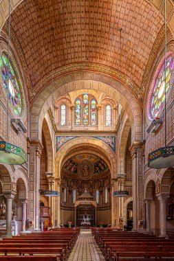 GIRONELLA, SPAIN - 6 Eylül 2025 - Gironella sokaklarında Santa Eulalia Kilisesi 'nin İçişleri. Gironella, İspanya 'nın Katalonya eyaletinde yer alan bir şehirdir..