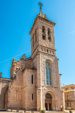 İspanya 'nın Gironella kasabasının sokaklarındaki Santa Eulalia Kilisesine bakın.