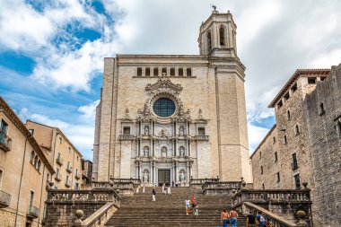 GİRONA, İSPAN 7 Eylül 2025 Girona sokaklarındaki Saint Mary Katedrali 'ne bakın. Girona İspanya 'nın otonom bölgelerinden Katalonya' nın Girona eyaletinin başkentidir..