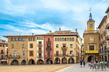 Vic, İspanya - 7 Eylül 2025 Placa Belediye Başkanı 'nın caddelerindeki Evleri' ne bakın. Vic, İspanya 'nın Katalonya eyaletinin Barcelona eyaletinde yer alan Osona kentinin başkentidir..