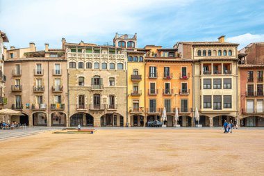 Vic, İspanya - 7 Eylül 2025 Placa Belediye Başkanı 'nın caddelerindeki Evleri' ne bakın. Vic, İspanya 'nın Katalonya eyaletinin Barcelona eyaletinde yer alan Osona kentinin başkentidir..
