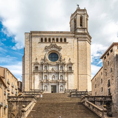 İspanya 'nın Girona caddelerindeki Saint Mary Katedrali' ne bakın.