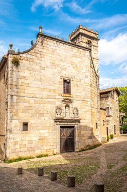İspanya 'nın Girona caddelerindeki Saint Lluc Kilisesi' ne bakın.