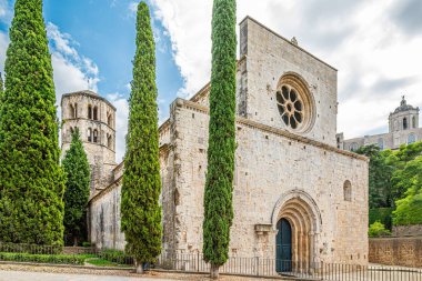 İspanya 'nın Girona caddelerinde Aziz Peter Kilisesi' ne bakın.