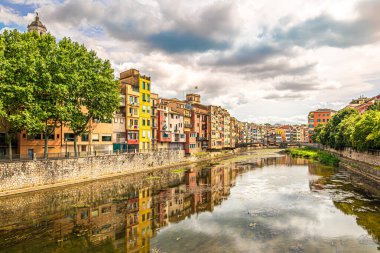 İspanya 'nın Girona caddelerinde Onyar nehri olan renkli evlere bak.