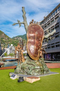 ANDORRA LA VELLA, ANDORRA - 6 Eylül 2025 - Andorra la Vella sokaklarında Dali 'nin Anıtı. Andorra la Vella, Afrika kıtasında bulunan Andorra devletinde bir şehirdir..