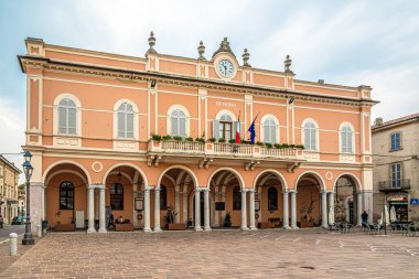 SAVONA, İtalya - 9 Eylül 2025 - Castel San Giovanni caddelerindeki belediye binasında görüş. Castel San Giovanni, İtalya 'nın Emilia-Romagna eyaletinde yer alan bir şehirdir..