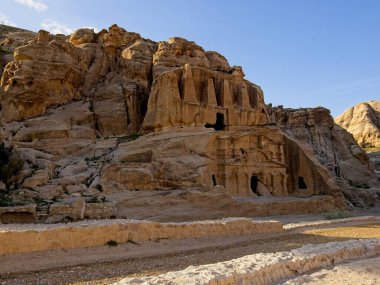 Dikilitaş Mezarı, antik şehir Petra, Ürdün 'e giden manzaralı yolda ilk görüş, dünyanın yedi harikasından biri.
