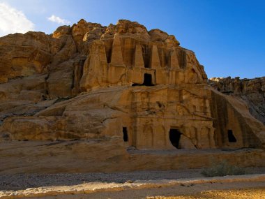 Dikilitaş Mezarı, antik şehir Petra, Ürdün 'e giden manzaralı yolda ilk görüş, dünyanın yedi harikasından biri.
