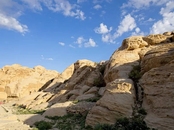 古代都市への入り口に向かって風景道路ペトラ ヨルダン 世界の7不思議の一つ — ストック写真