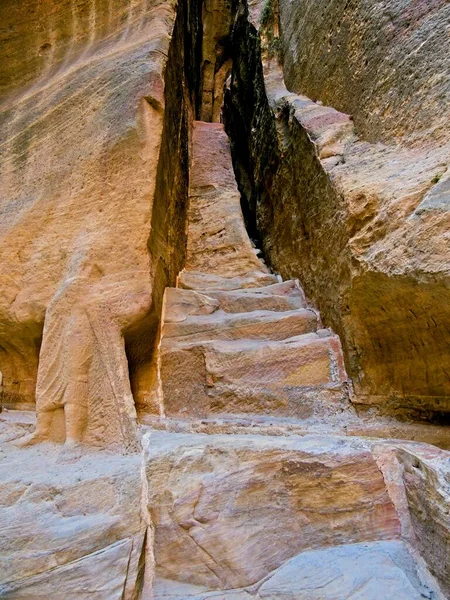 古代都市への入り口として機能するSiq 風光明媚な渓谷ペトラ ヨルダン 世界の7不思議の一つ — ストック写真