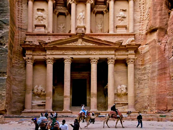 Petra Jordânia Março 2023 Turistas Montando Camelos Frente Tesouro Vista — Fotografia de Stock
