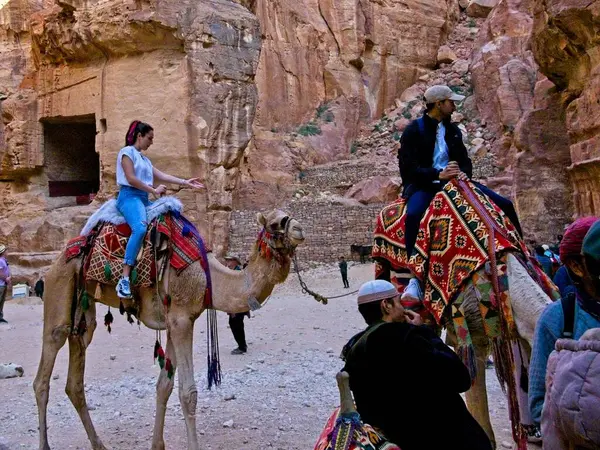 Petra Jordânia Março 2023 Turistas Montando Camelos Frente Tesouro Vista — Fotografia de Stock