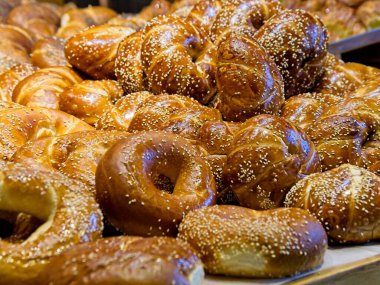 Vitrinde çeşitli fırınlanmış ürünleri gösteren bir vitrin