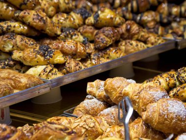 Vitrinde çeşitli fırınlanmış ürünleri gösteren bir vitrin