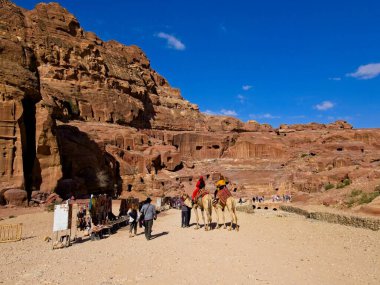 Petra, Ürdün - 11 Mart 2023. Dünya 'nın yedi harikasından biri olan Petra, Ürdün' de deveye binen turistler