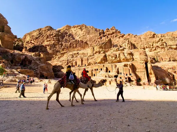 Petra Jordanië Maart 2023 Toeristen Rijden Kamelen Oude Stad Petra — Stockfoto