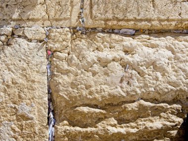 Batı Duvarı 'nın (Ağlama Duvarı), Kudüs, İsrail' in yarıklarına yerleştirilmiş notlarla taşların dokusu