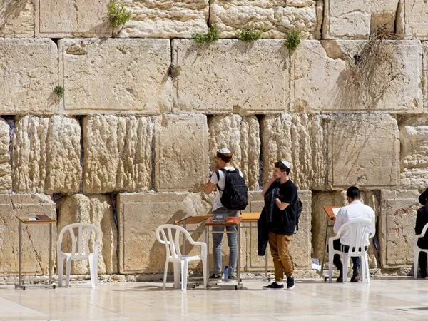 Marzo 2023 Jerusalén Israel Los Hombres Están Orando Frente Muro — Foto de Stock