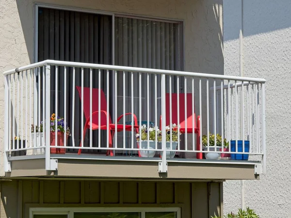 Balcone Residenziale Condominio Con Due Sedie Rosse Immagine Stock