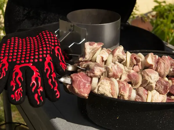 Bereidingen Voor Het Grillen Gereedschap Handschoenen Houtskool Schoorsteen Vlees Spiesen Stockfoto