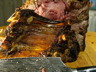 Biftek pirzolası hazırlama aşamasında: Kemikleri kesmek.